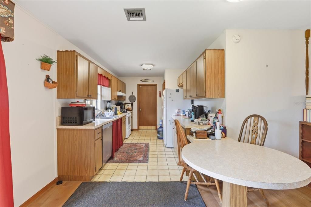 Под контрактом: $234,000 (3 спален, 2 ванн, 1718 Квадратных фут)