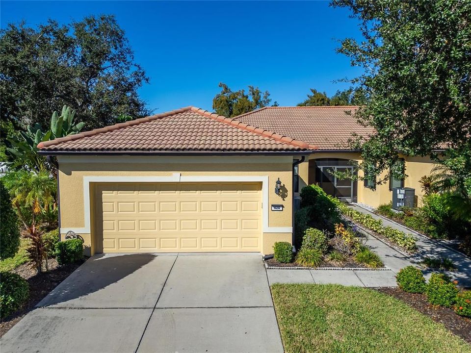 For Sale: $299,900 (2 beds, 2 baths, 1616 Square Feet)