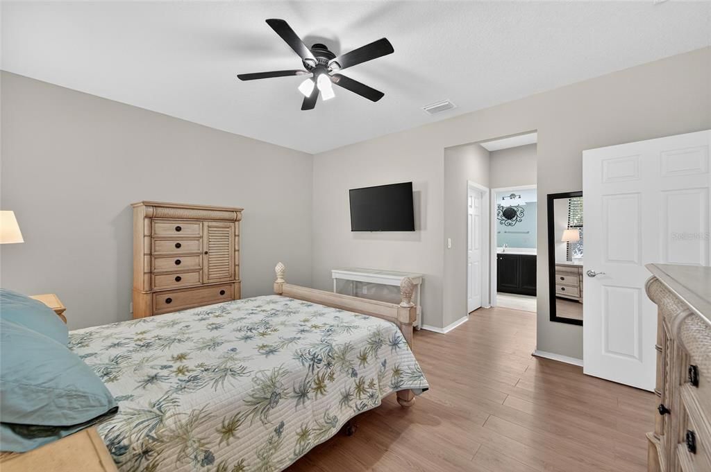 For Sale: $299,900 (2 beds, 2 baths, 1616 Square Feet)