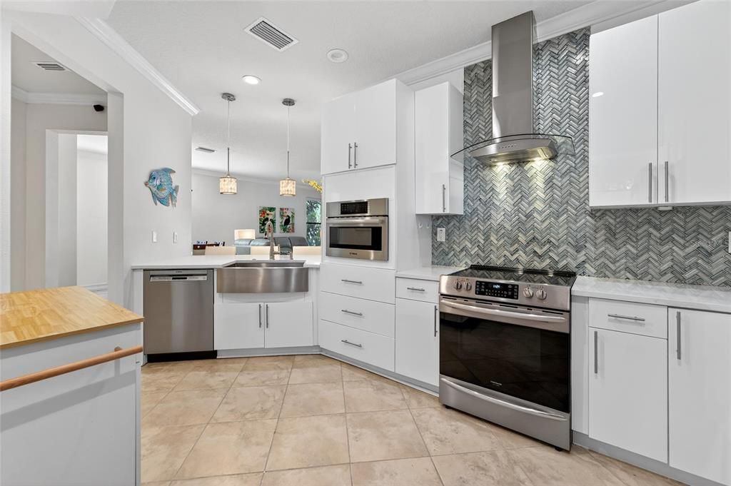 For Sale: $299,900 (2 beds, 2 baths, 1616 Square Feet)