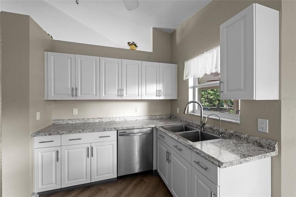 Под контрактом: $260,000 (3 спален, 2 ванн, 1309 Квадратных фут)