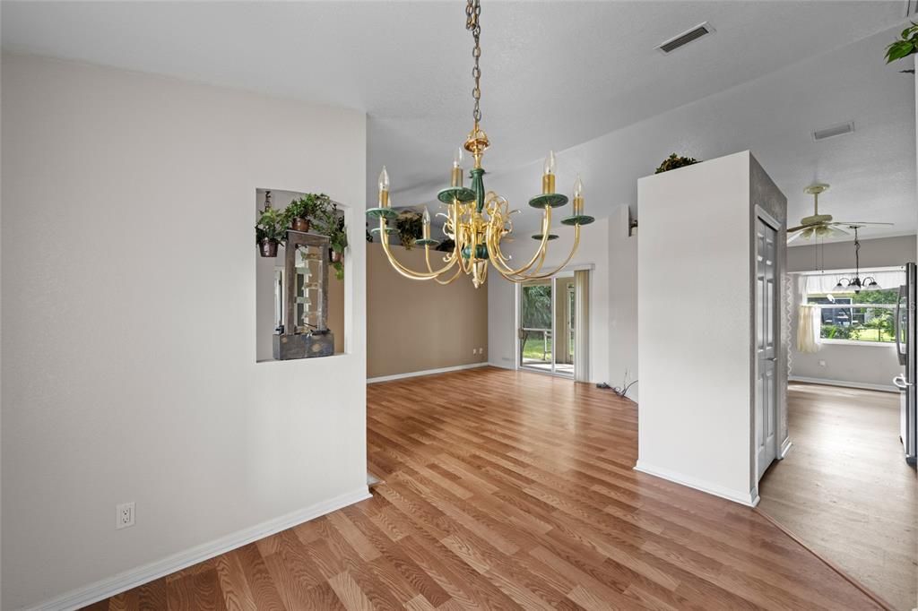 Под контрактом: $260,000 (3 спален, 2 ванн, 1309 Квадратных фут)