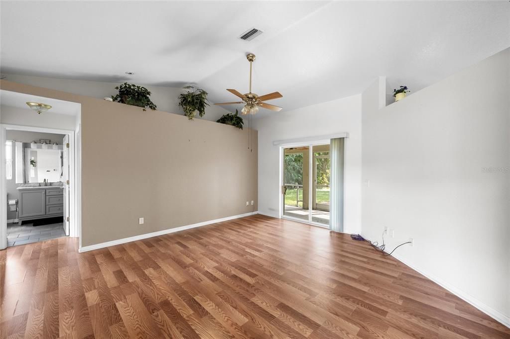 Под контрактом: $260,000 (3 спален, 2 ванн, 1309 Квадратных фут)