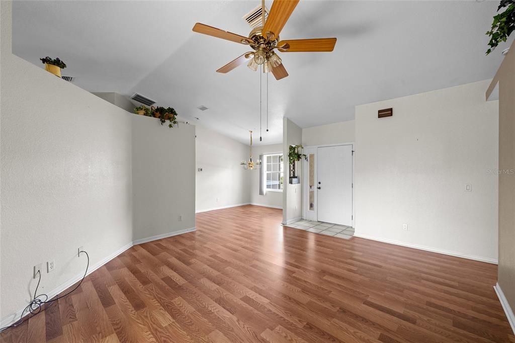 Под контрактом: $260,000 (3 спален, 2 ванн, 1309 Квадратных фут)