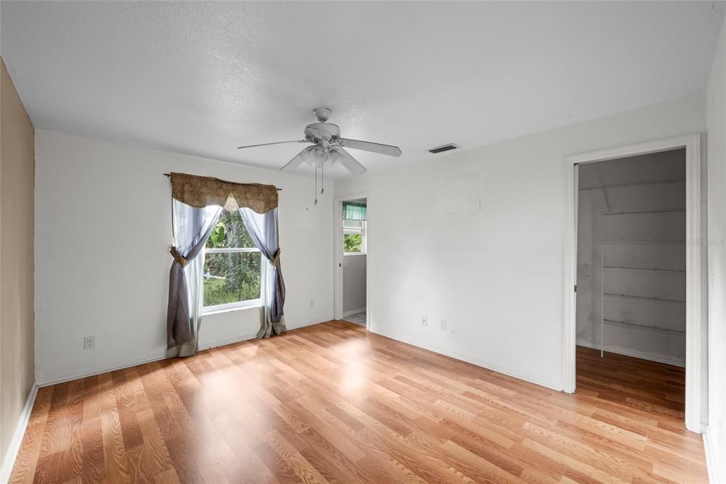 Под контрактом: $260,000 (3 спален, 2 ванн, 1309 Квадратных фут)