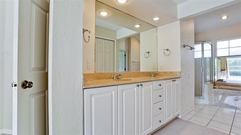 合同活跃: $650,000 (4 贝兹, 2 浴室, 2149 平方英尺)