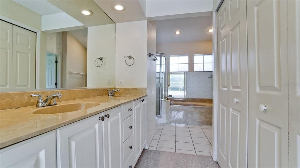 合同活跃: $650,000 (4 贝兹, 2 浴室, 2149 平方英尺)