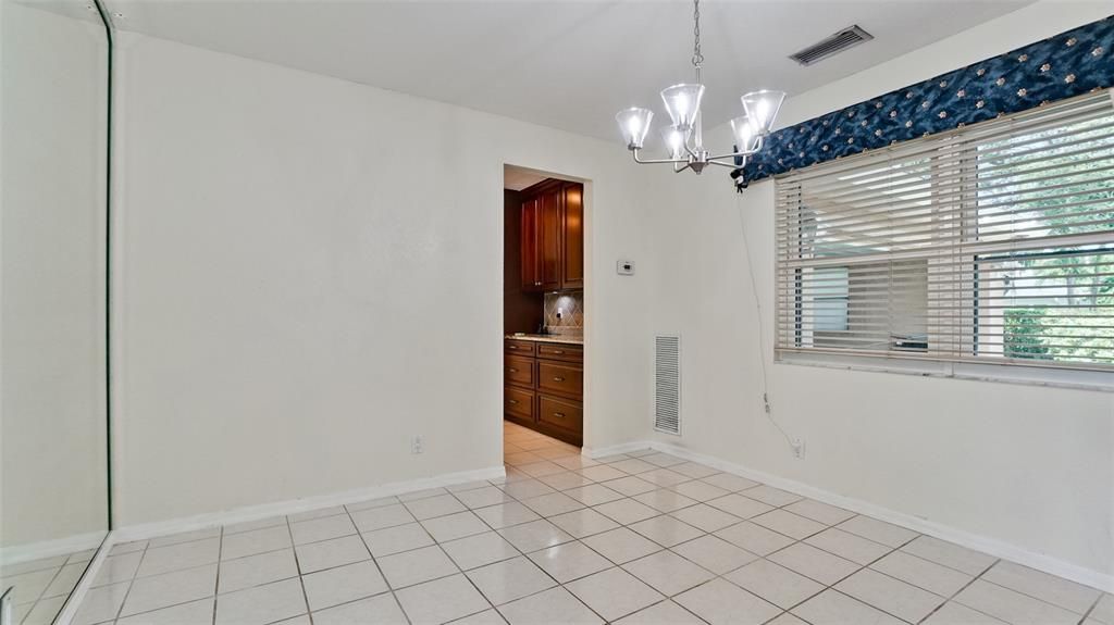 合同活跃: $650,000 (4 贝兹, 2 浴室, 2149 平方英尺)