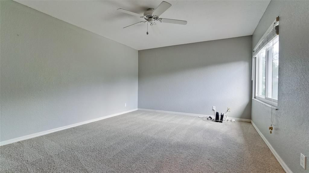 合同活跃: $650,000 (4 贝兹, 2 浴室, 2149 平方英尺)