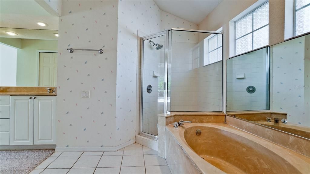 合同活跃: $650,000 (4 贝兹, 2 浴室, 2149 平方英尺)