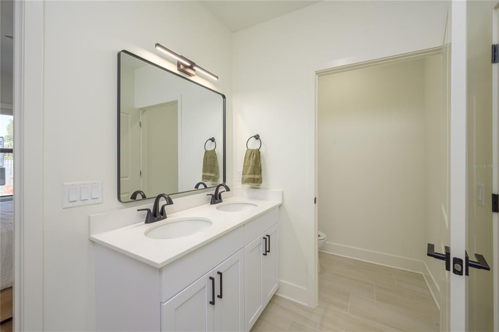 For Rent: $2,350 (2 beds, 2 baths, 1202 Square Feet)