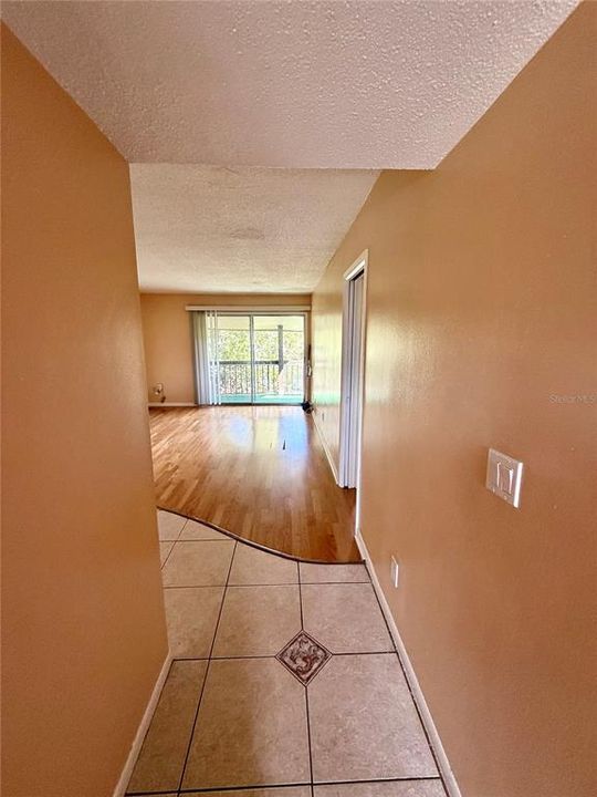 For Rent: $1,175 (1 beds, 1 baths, 744 Square Feet)