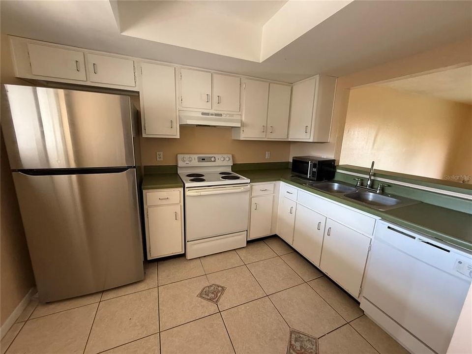 For Rent: $1,175 (1 beds, 1 baths, 744 Square Feet)