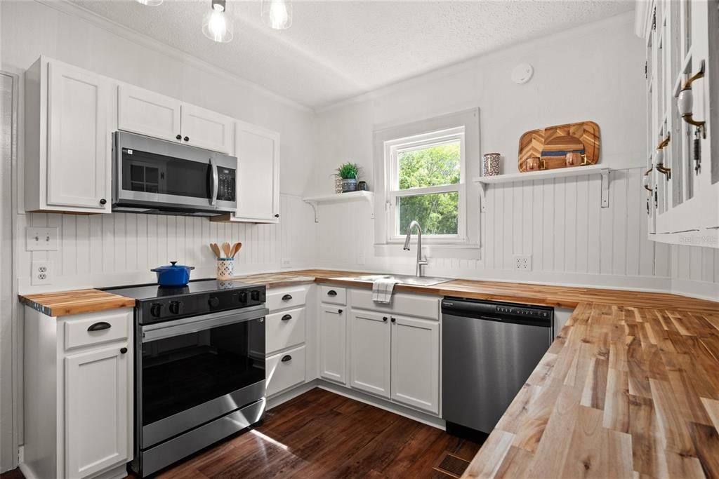 For Sale: $450,000 (4 beds, 3 baths, 1872 Square Feet)