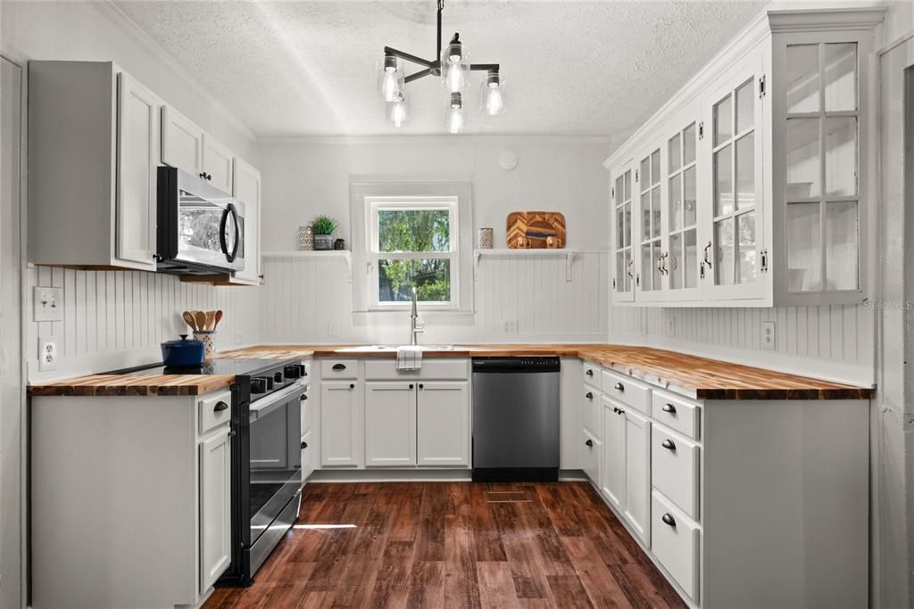 For Sale: $450,000 (4 beds, 3 baths, 1872 Square Feet)