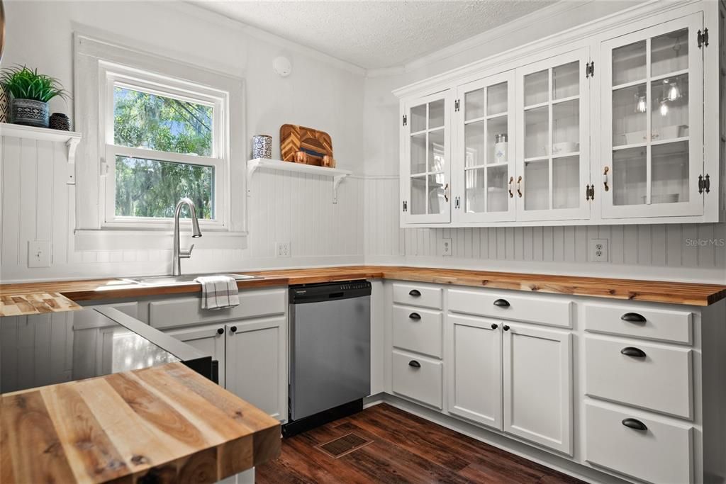 For Sale: $450,000 (4 beds, 3 baths, 1872 Square Feet)