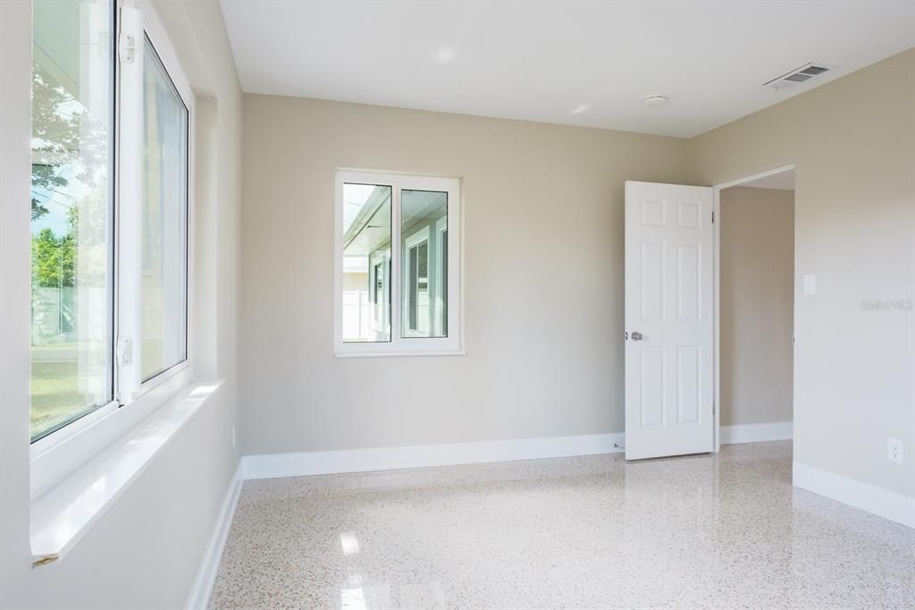 For Sale: $420,000 (2 beds, 1 baths, 1121 Square Feet)