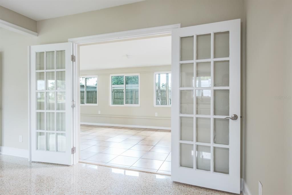 For Sale: $420,000 (2 beds, 1 baths, 1121 Square Feet)