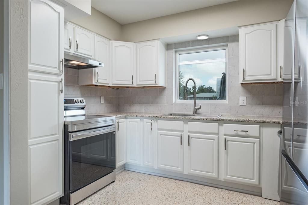 For Sale: $420,000 (2 beds, 1 baths, 1121 Square Feet)