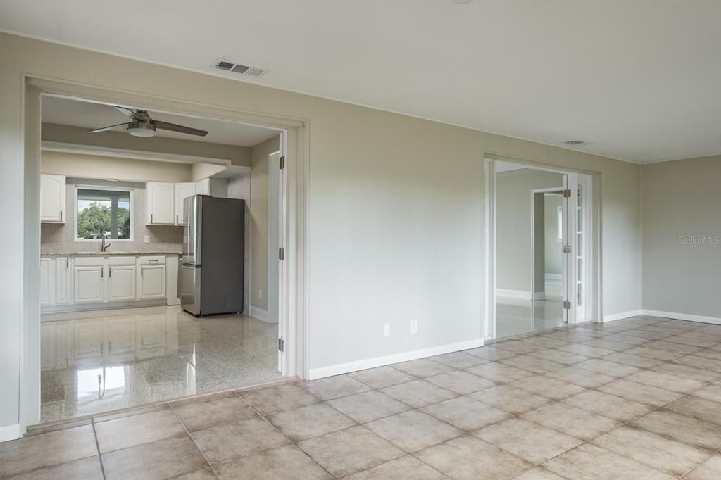 For Sale: $420,000 (2 beds, 1 baths, 1121 Square Feet)