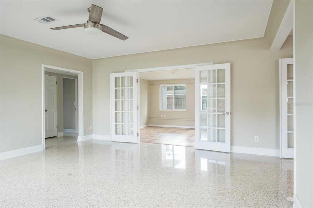 For Sale: $420,000 (2 beds, 1 baths, 1121 Square Feet)