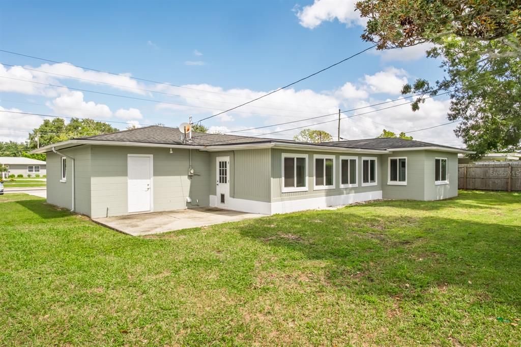 For Sale: $420,000 (2 beds, 1 baths, 1121 Square Feet)