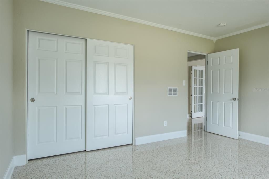 For Sale: $420,000 (2 beds, 1 baths, 1121 Square Feet)