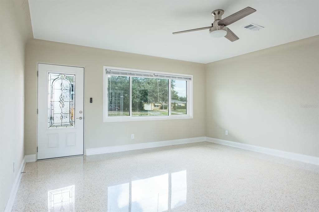 For Sale: $420,000 (2 beds, 1 baths, 1121 Square Feet)