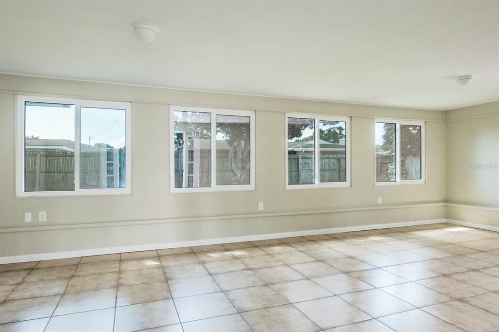 For Sale: $420,000 (2 beds, 1 baths, 1121 Square Feet)