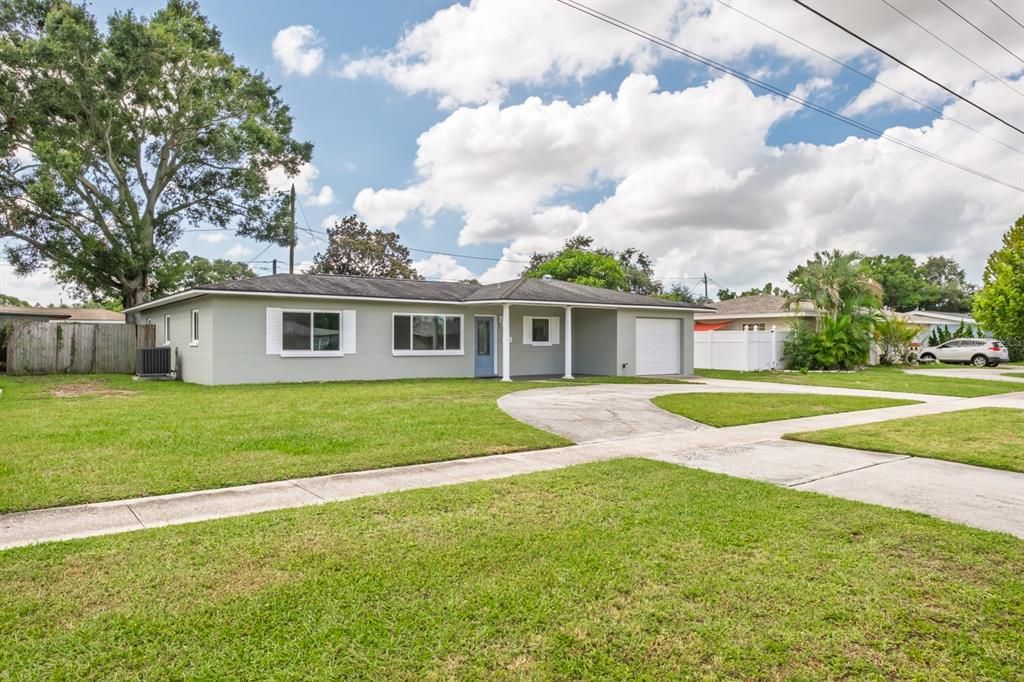 For Sale: $420,000 (2 beds, 1 baths, 1121 Square Feet)