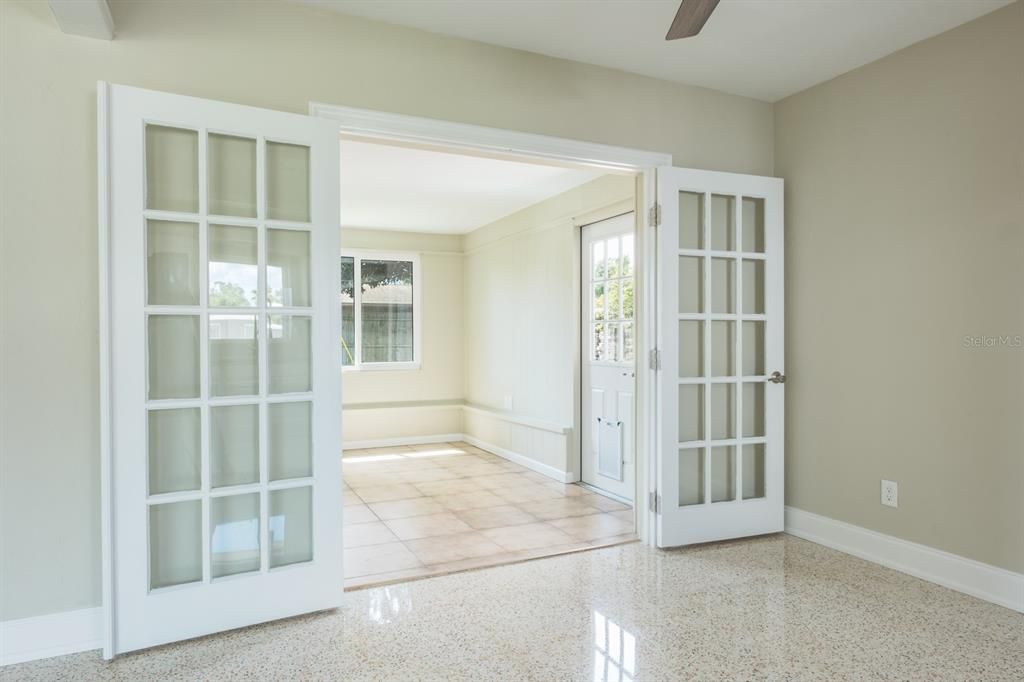 For Sale: $420,000 (2 beds, 1 baths, 1121 Square Feet)