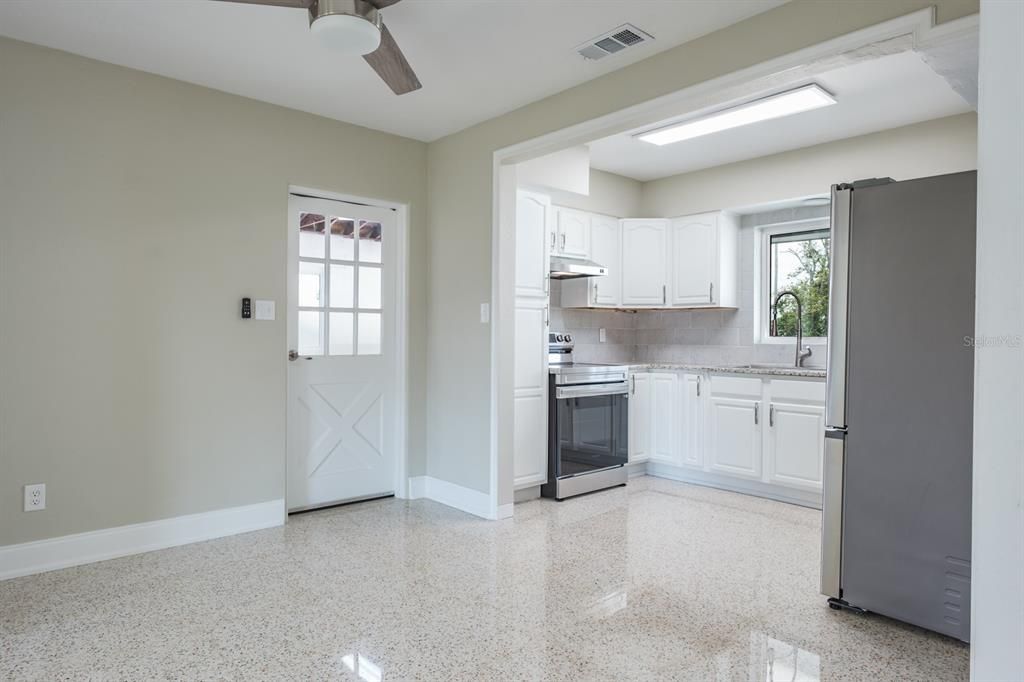 For Sale: $420,000 (2 beds, 1 baths, 1121 Square Feet)