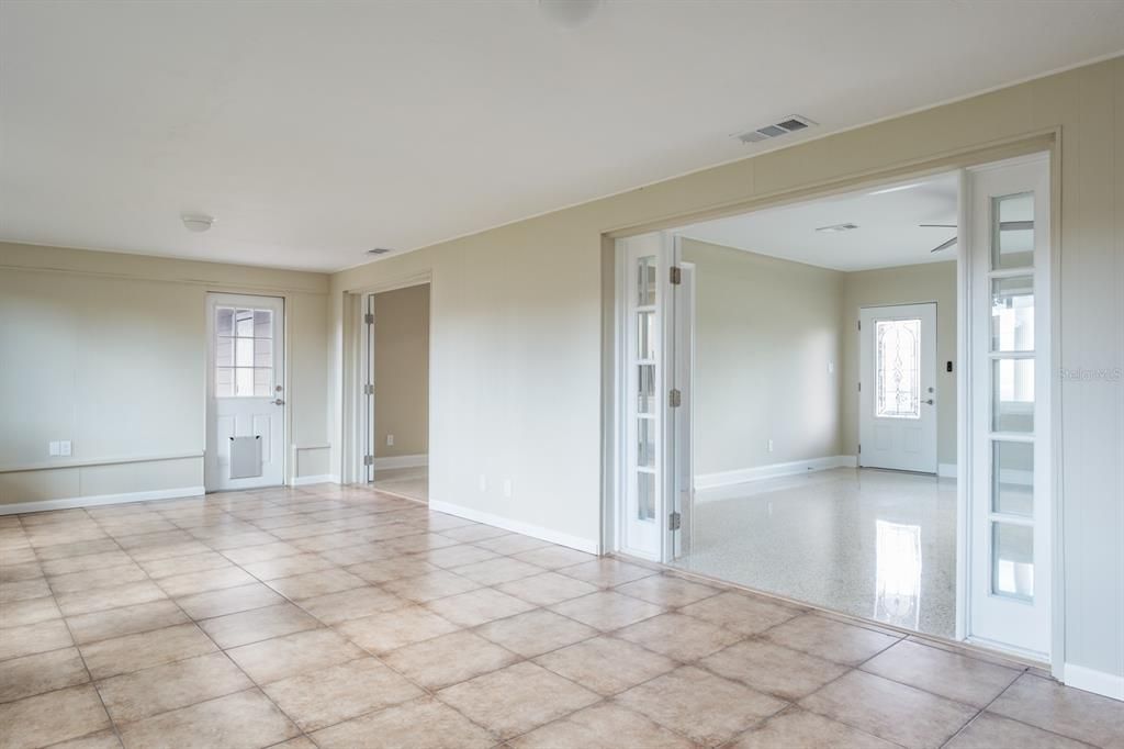 For Sale: $420,000 (2 beds, 1 baths, 1121 Square Feet)