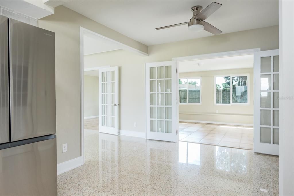 For Sale: $420,000 (2 beds, 1 baths, 1121 Square Feet)