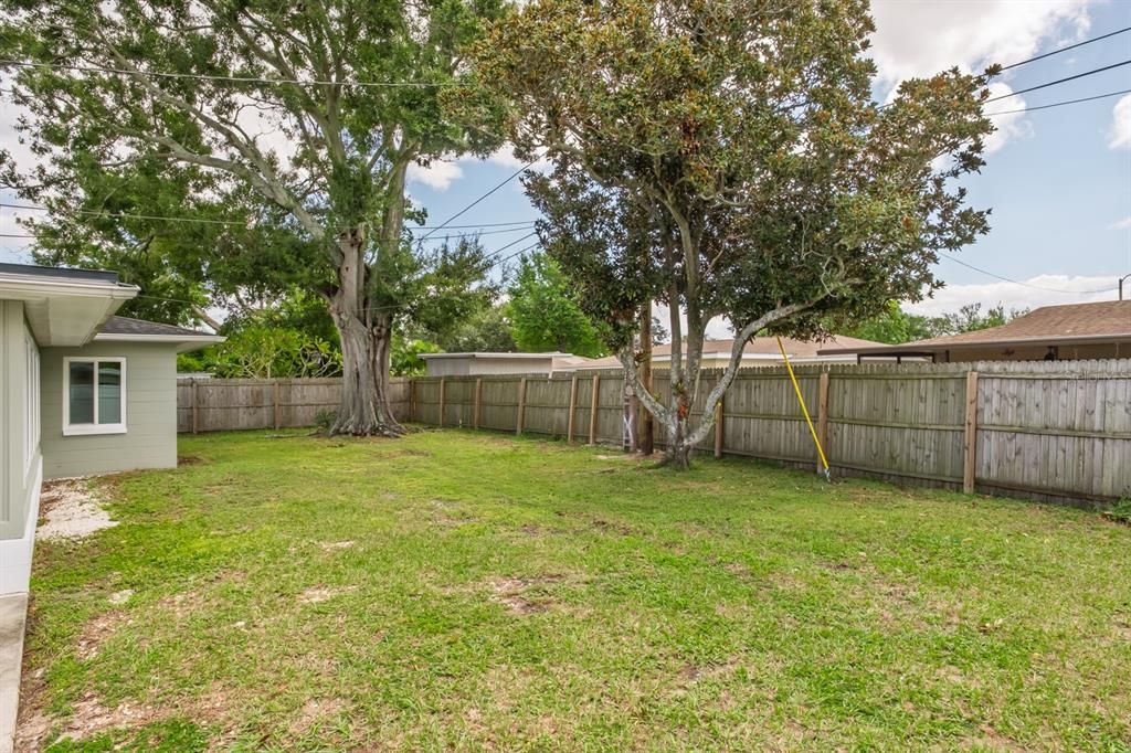 For Sale: $420,000 (2 beds, 1 baths, 1121 Square Feet)