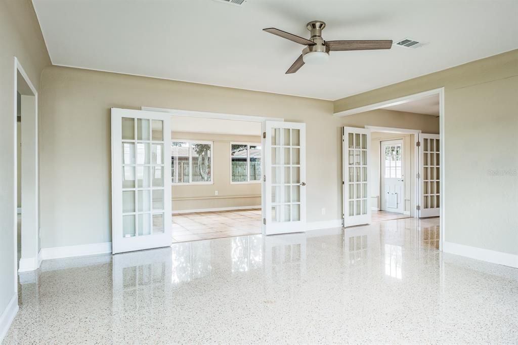 For Sale: $420,000 (2 beds, 1 baths, 1121 Square Feet)