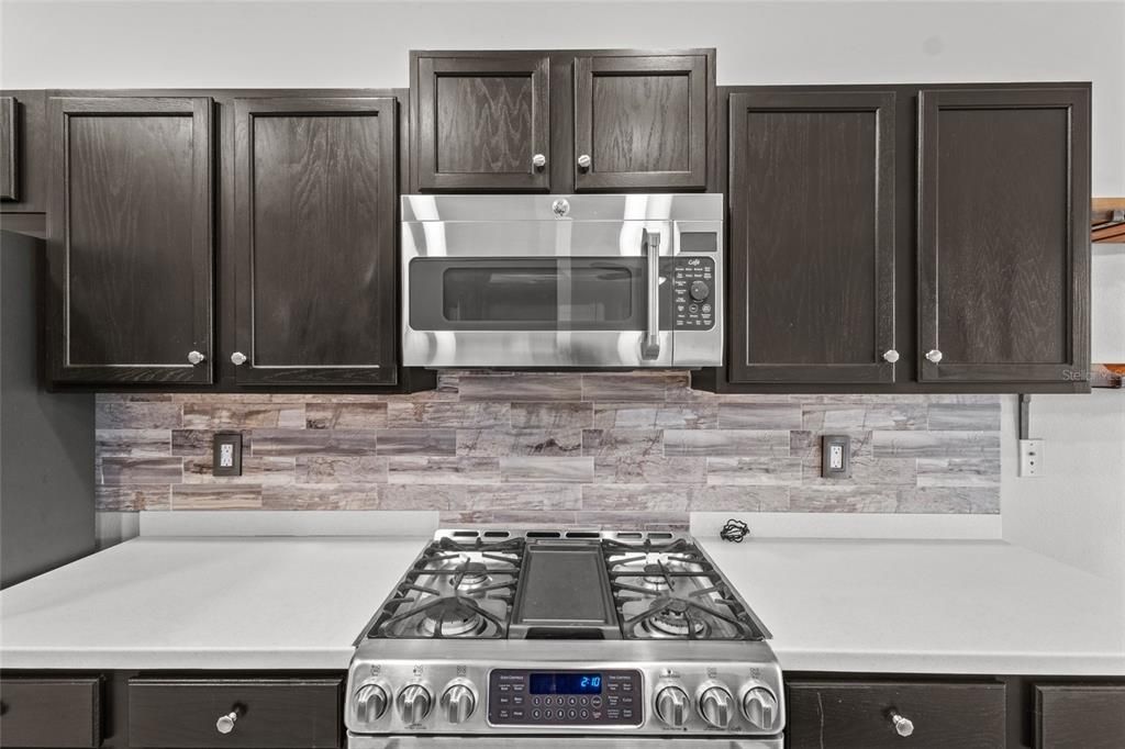 Под контрактом: $2,695 (3 спален, 2 ванн, 1991 Квадратных фут)