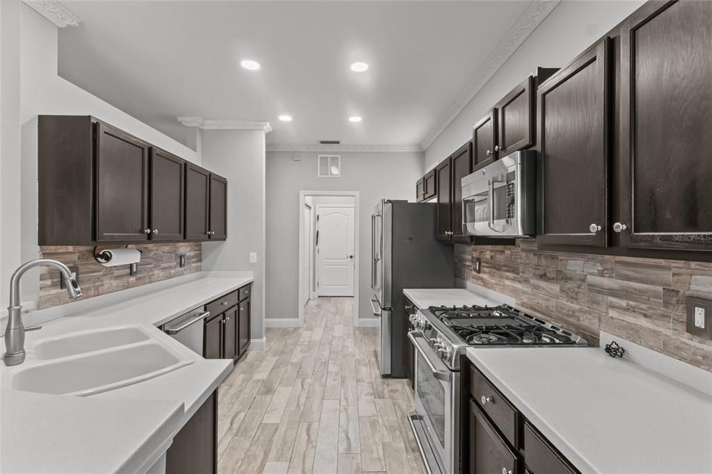 Под контрактом: $2,695 (3 спален, 2 ванн, 1991 Квадратных фут)