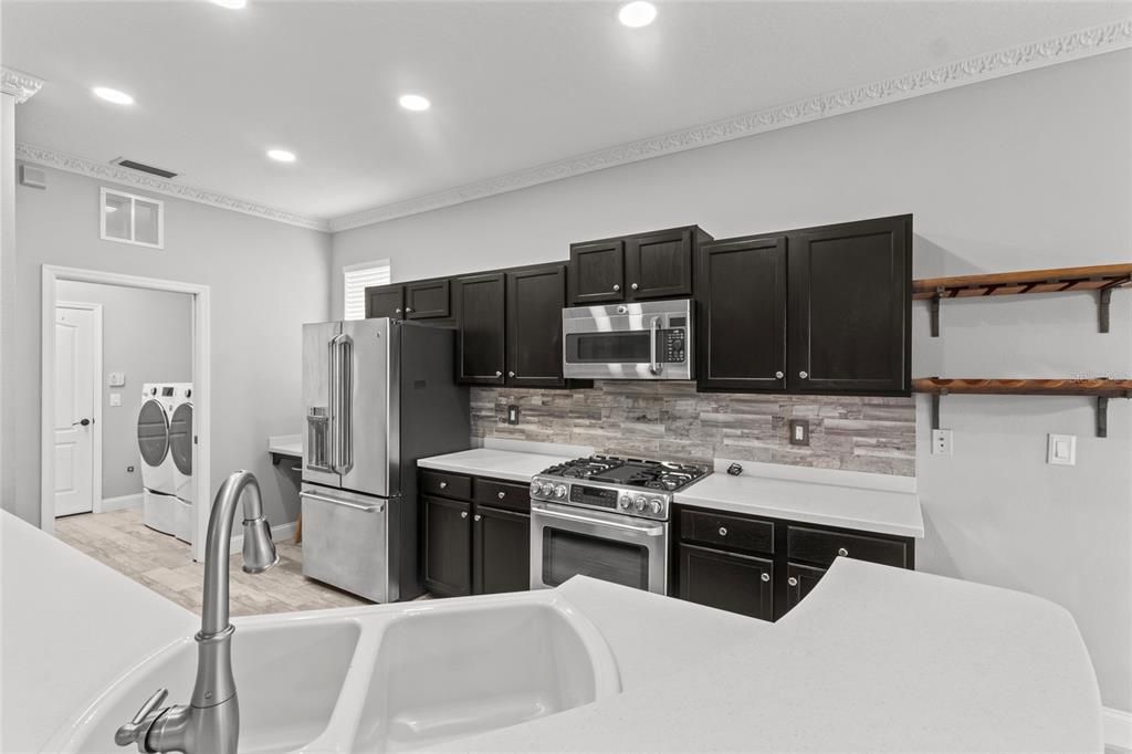 Под контрактом: $2,695 (3 спален, 2 ванн, 1991 Квадратных фут)