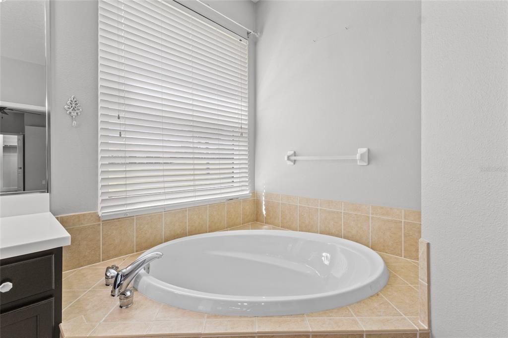 Под контрактом: $2,695 (3 спален, 2 ванн, 1991 Квадратных фут)