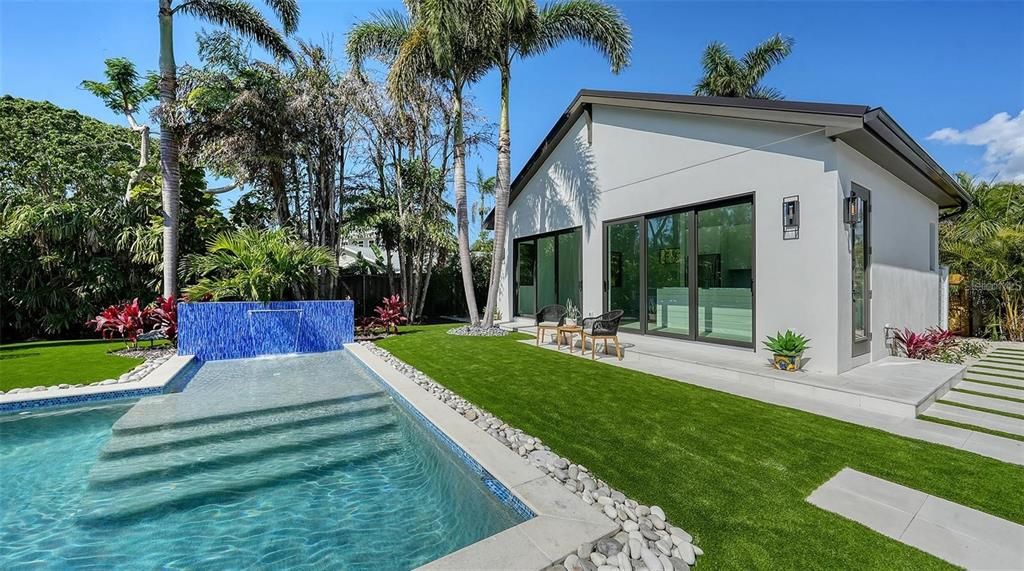 For Sale: $4,895,000 (5 beds, 6 baths, 5712 Square Feet)