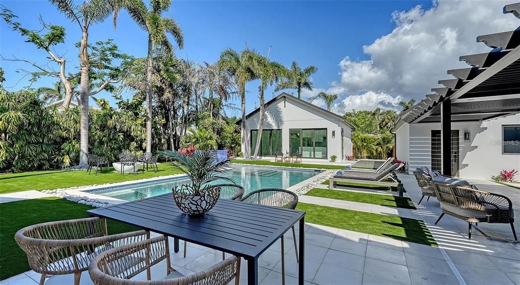 For Sale: $4,895,000 (5 beds, 6 baths, 5712 Square Feet)