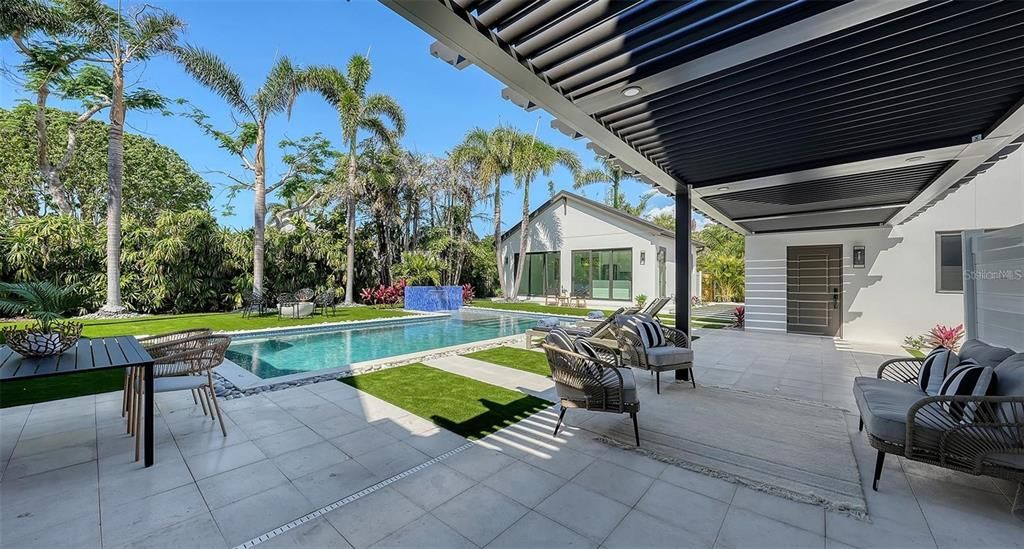 For Sale: $4,895,000 (5 beds, 6 baths, 5712 Square Feet)