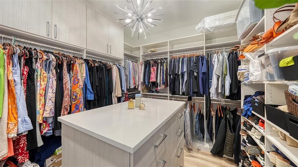 For Sale: $4,895,000 (5 beds, 6 baths, 5712 Square Feet)