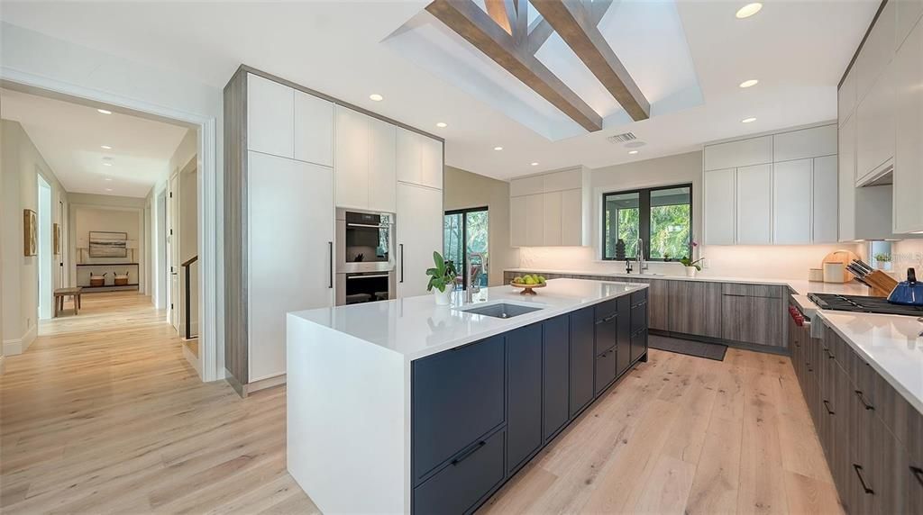 For Sale: $4,895,000 (5 beds, 6 baths, 5712 Square Feet)