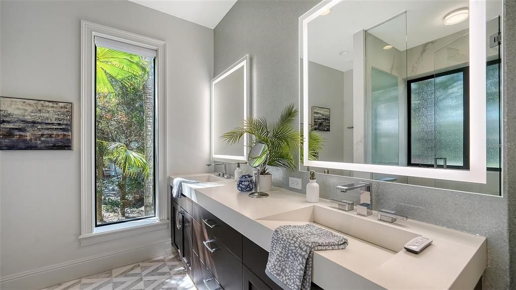 For Sale: $4,895,000 (5 beds, 6 baths, 5712 Square Feet)