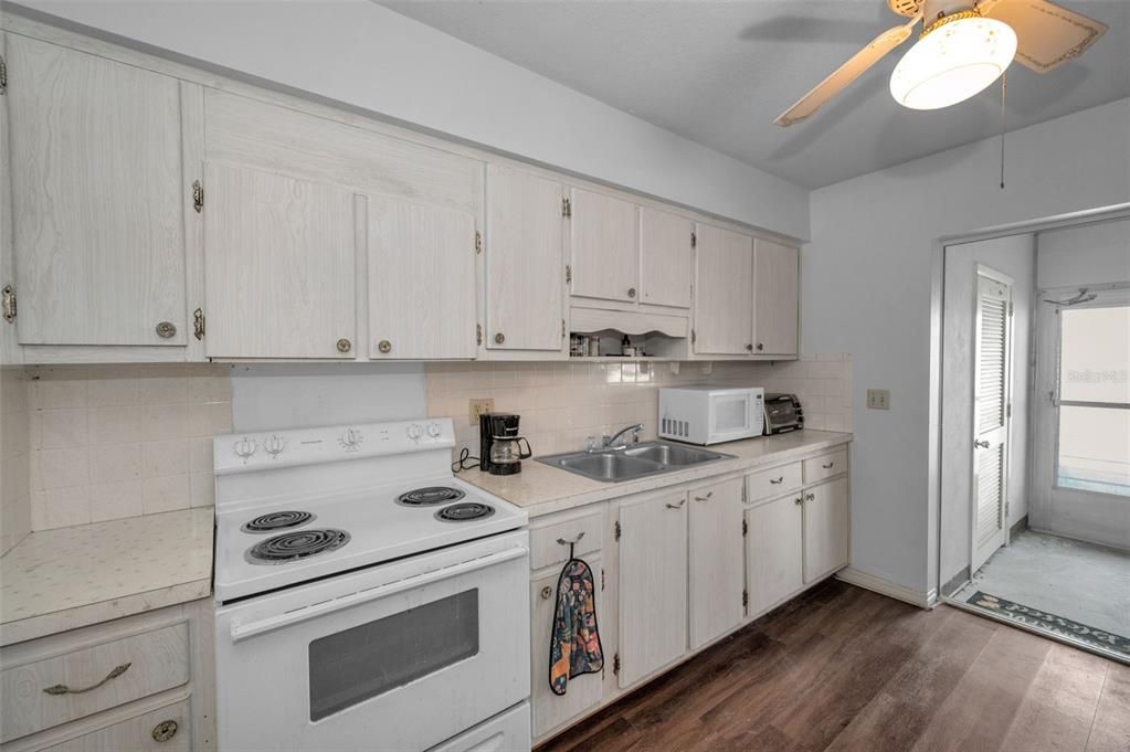 Active With Contract: $99,000 (2 beds, 2 baths, 1134 Square Feet)