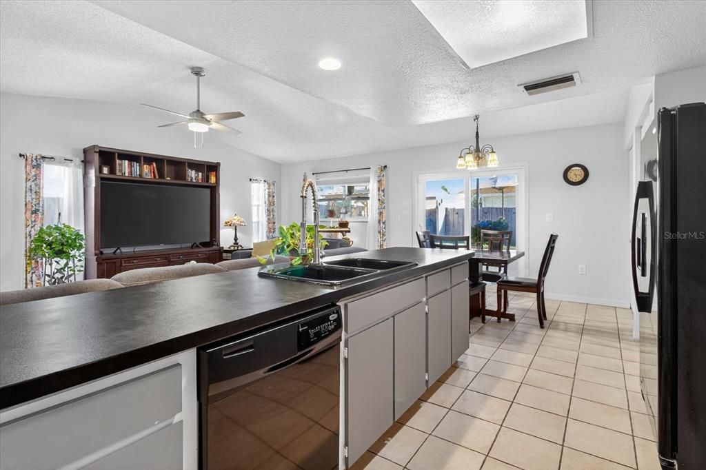 En Venta: $425,000 (2 camas, 2 baños, 1203 Pies cuadrados)