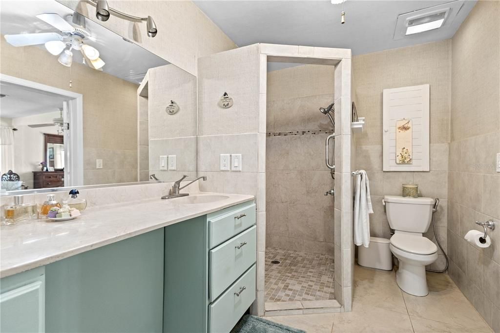 Под контрактом: $649,000 (3 спален, 2 ванн, 2264 Квадратных фут)