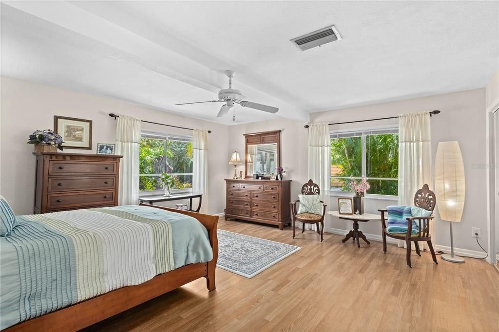 Под контрактом: $649,000 (3 спален, 2 ванн, 2264 Квадратных фут)